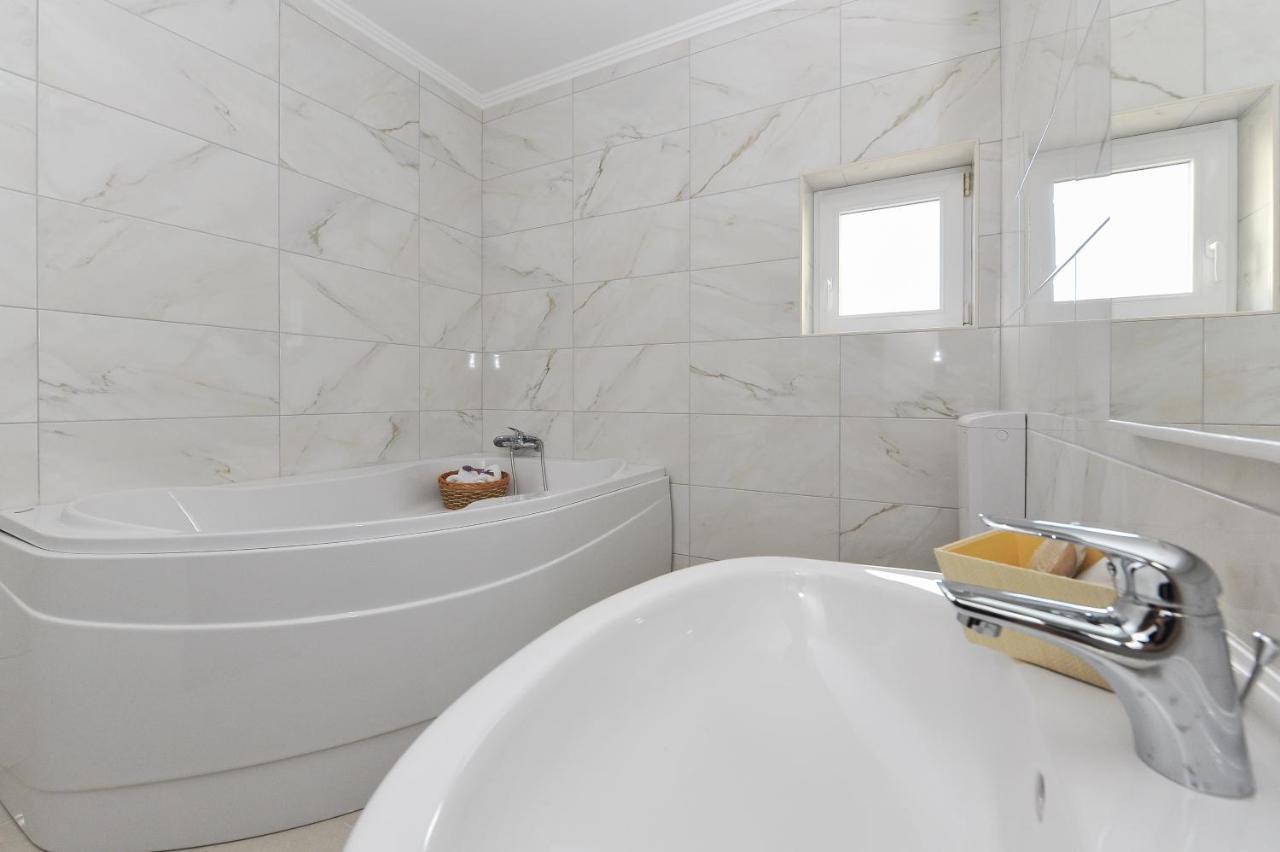Apartmani Peric 1 Meka Draga 오브로박 외부 사진